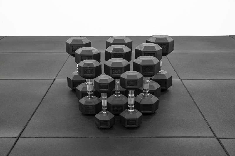 THE ESSENTIALS Black Rubber Hex. Dumbbell, different weights, 1pcs