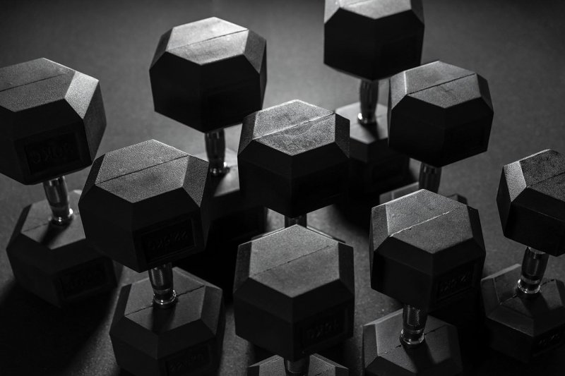 THE ESSENTIALS Black Rubber Hex. Dumbbell, different weights, 1pcs